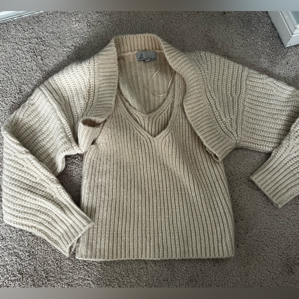 Chunky knit shrug cardigan set Beige V-Neck sweater